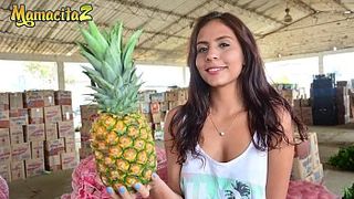 Парень дал няшке продавщице за щеку и присунул ей во влажную письку