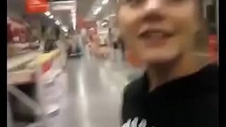 Девушка отсасывает член парню в большом супермаркете