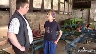 Начальник поимел в гараже замужнюю тёлку и после минета спустил ей в рот сперму