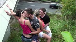Парни жестко трахают двух жопастых ПТУшниц у трассы